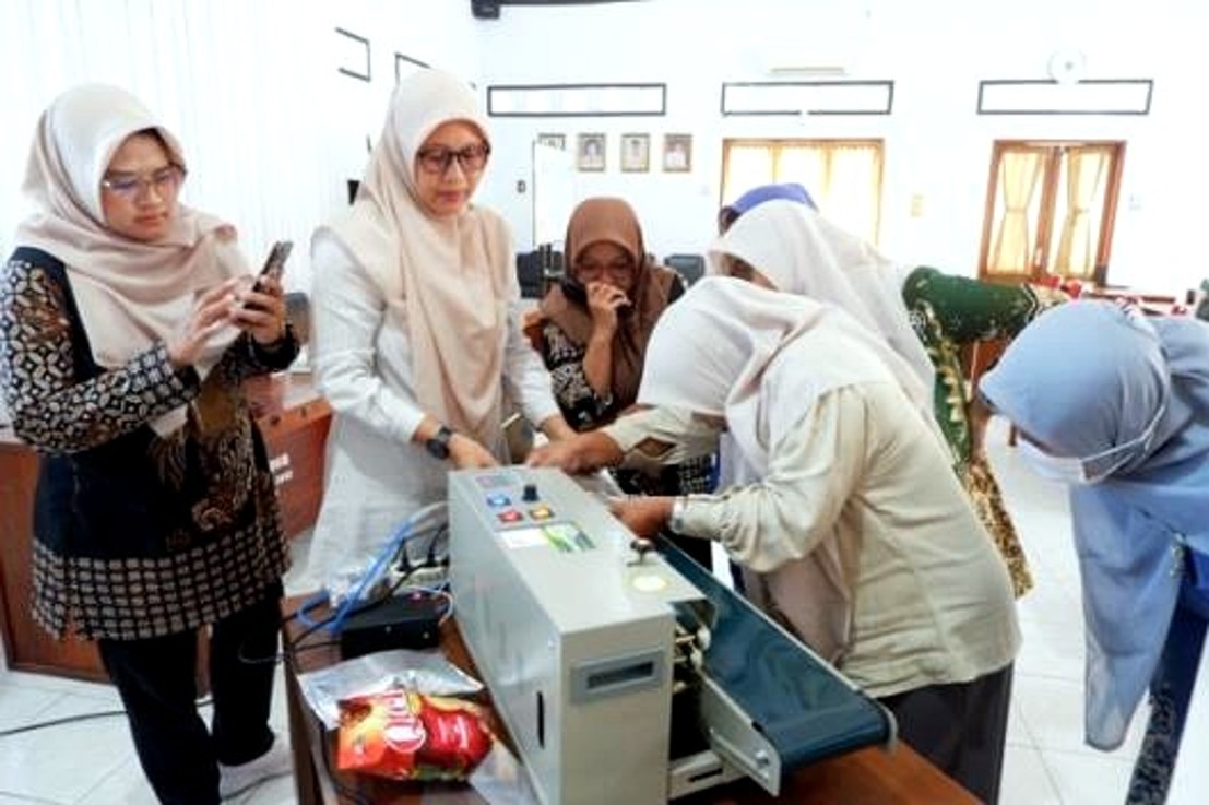 Dorong UMKM Naik Kelas, Tim PkM UNY Latih Pelaku Usaha Telang Sendangsari Gunakan Teknologi Kemasan Nitrogen