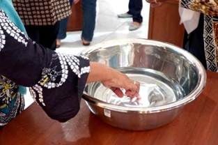 Dorong UMKM Naik Kelas, Tim PkM UNY Latih Pelaku Usaha Telang Sendangsari Gunakan Teknologi Kemasan Nitrogen