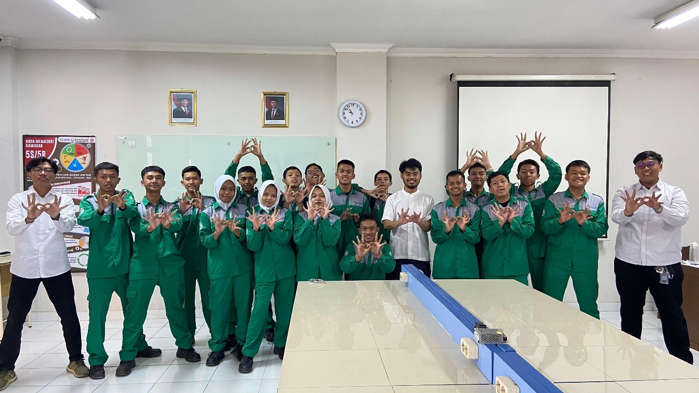 Mahasiswa FT UNY Asah Kompetensi Mengajar PLC di SMK SMTI Yogyakarta