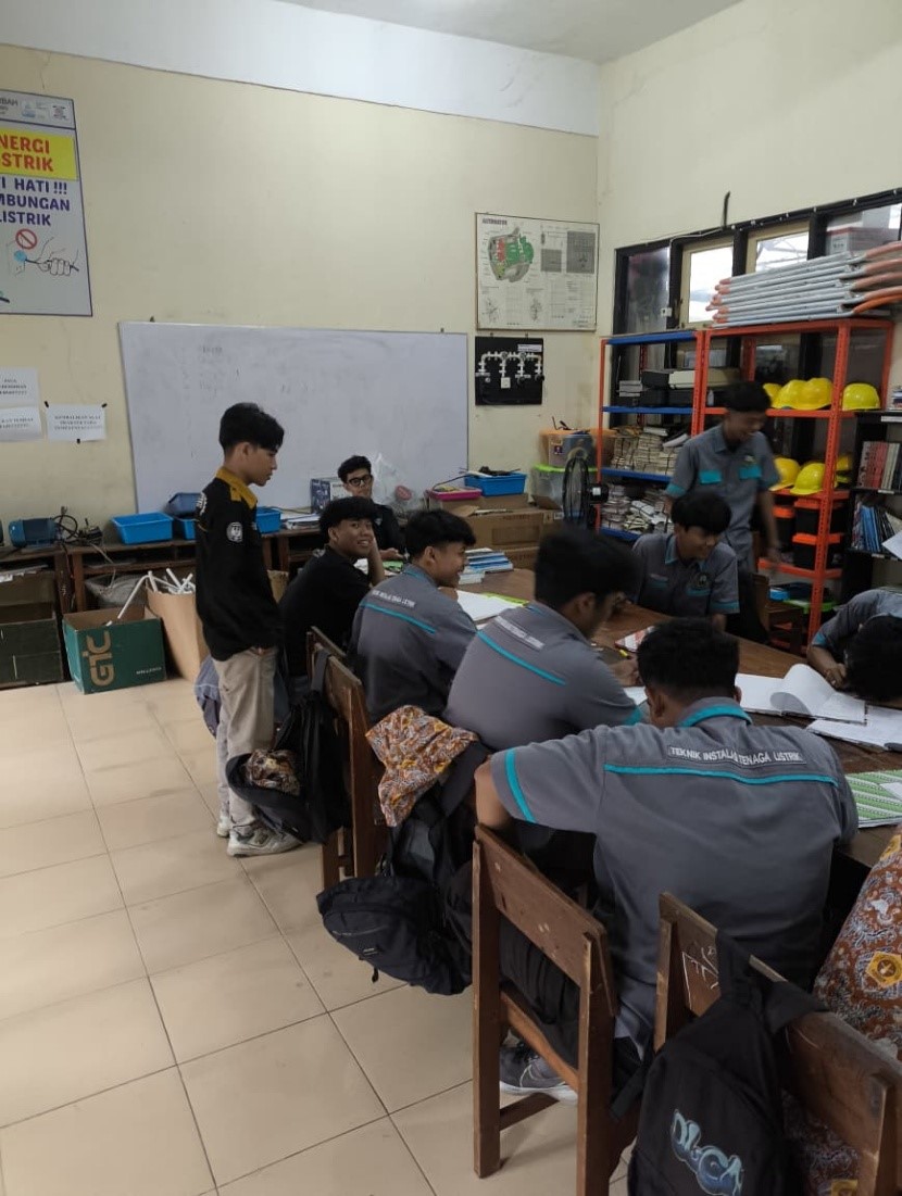 Kegiatan teori siswa kelas XI TITL SMK Nasional Berba