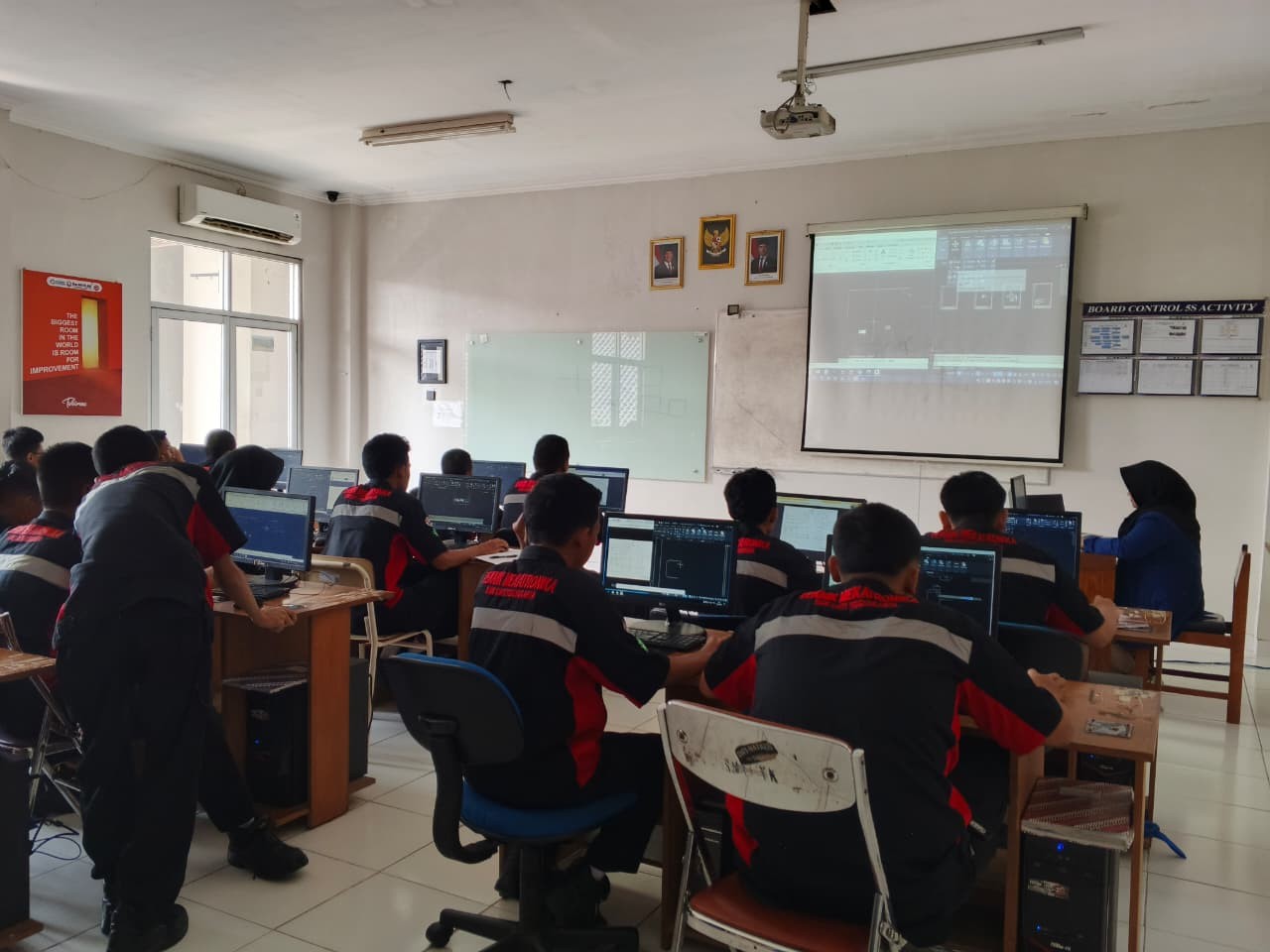 proses mengajar Praktik Gambar Teknik di kelas XI Teknik Mekatronika.