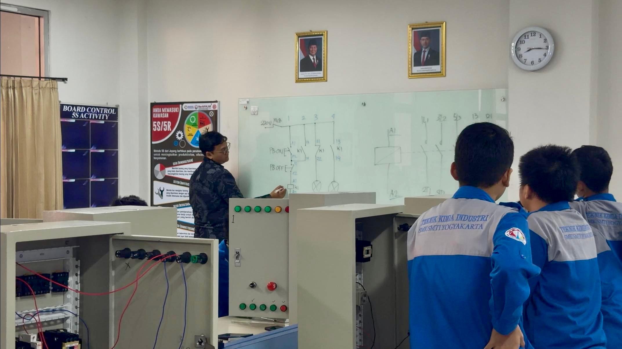 Mahasiswa FT UNY Asah Kompetensi Mengajar PLC di SMK SMTI Yogyakarta