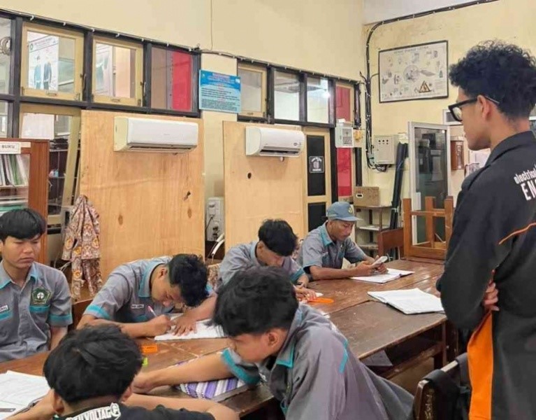 Kegiatan teori siswa kelas XI TITL SMK Nasional Berbah.