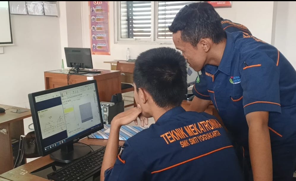 : siswa mempraktikkan AutoCAD/SolidWorks secara langsung.