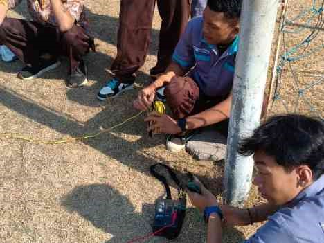 Kegiatan praktik pengukuran grounding siswa SMK Nasional Berbah