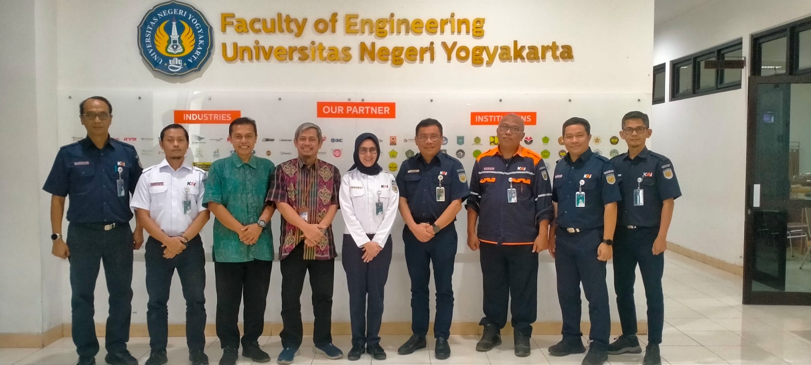 Jajaran pimpinan FT UNY dan PT. KAI 