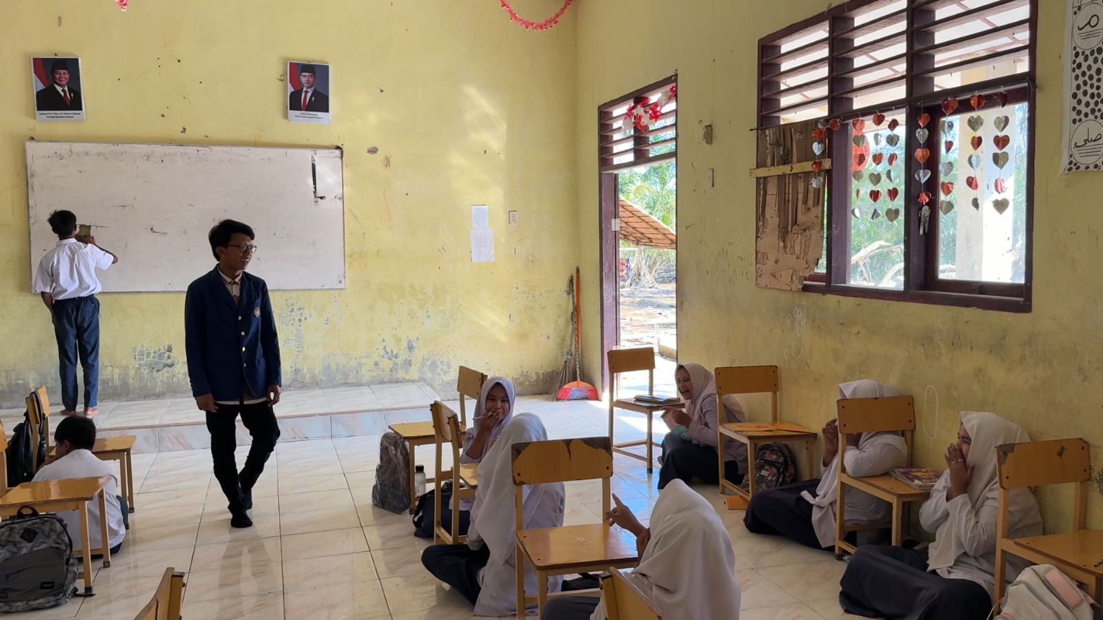 Mahasiswa Pendidikan Teknik Elektro Hadirkan Edukasi Energi Terbarukan dan Dukungan Psikologis bagi Siswa Terdampak Banjir di SMPN 5 Bendahara Aceh Tamiang