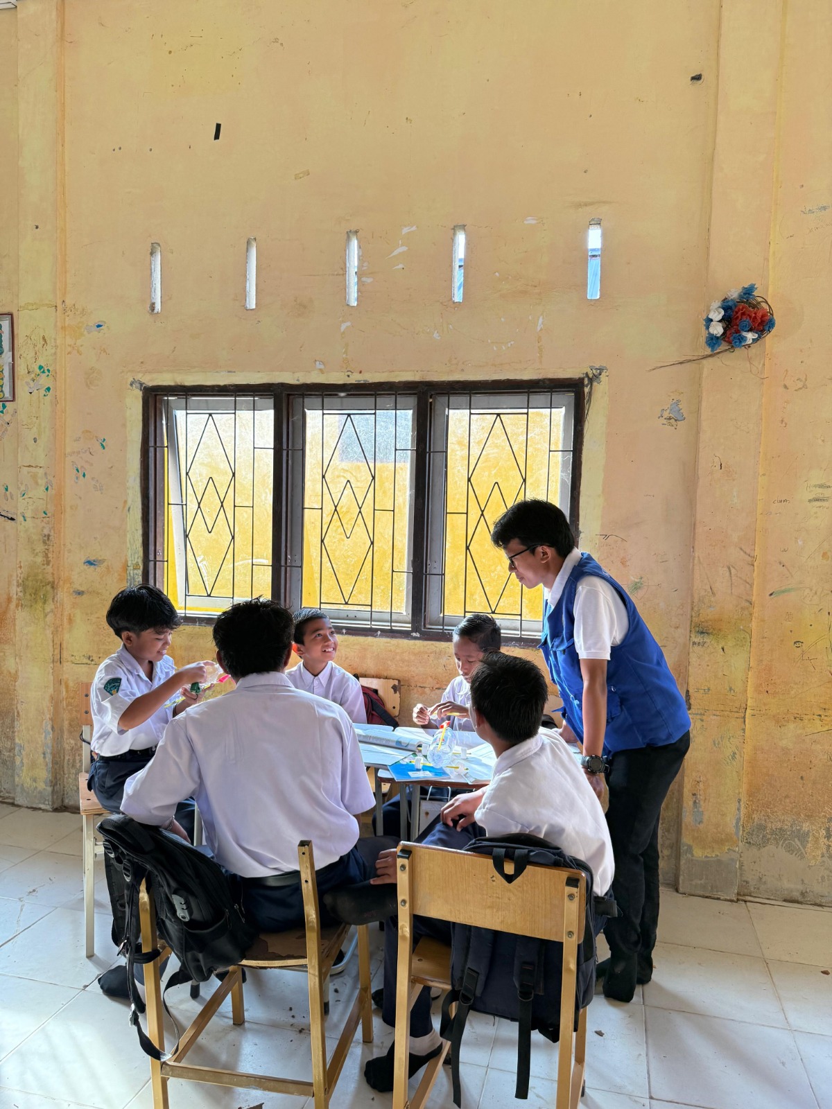 Mahasiswa Pendidikan Teknik Elektro Hadirkan Edukasi Energi Terbarukan dan Dukungan Psikologis bagi Siswa Terdampak Banjir di SMPN 5 Bendahara Aceh Tamiang