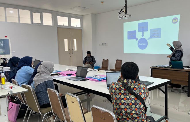 Dosen Program Studi Pendidikan Tata Busana FT UNY Latih Guru SMK se-DIY Rancang Busana Digital Berbasis AI