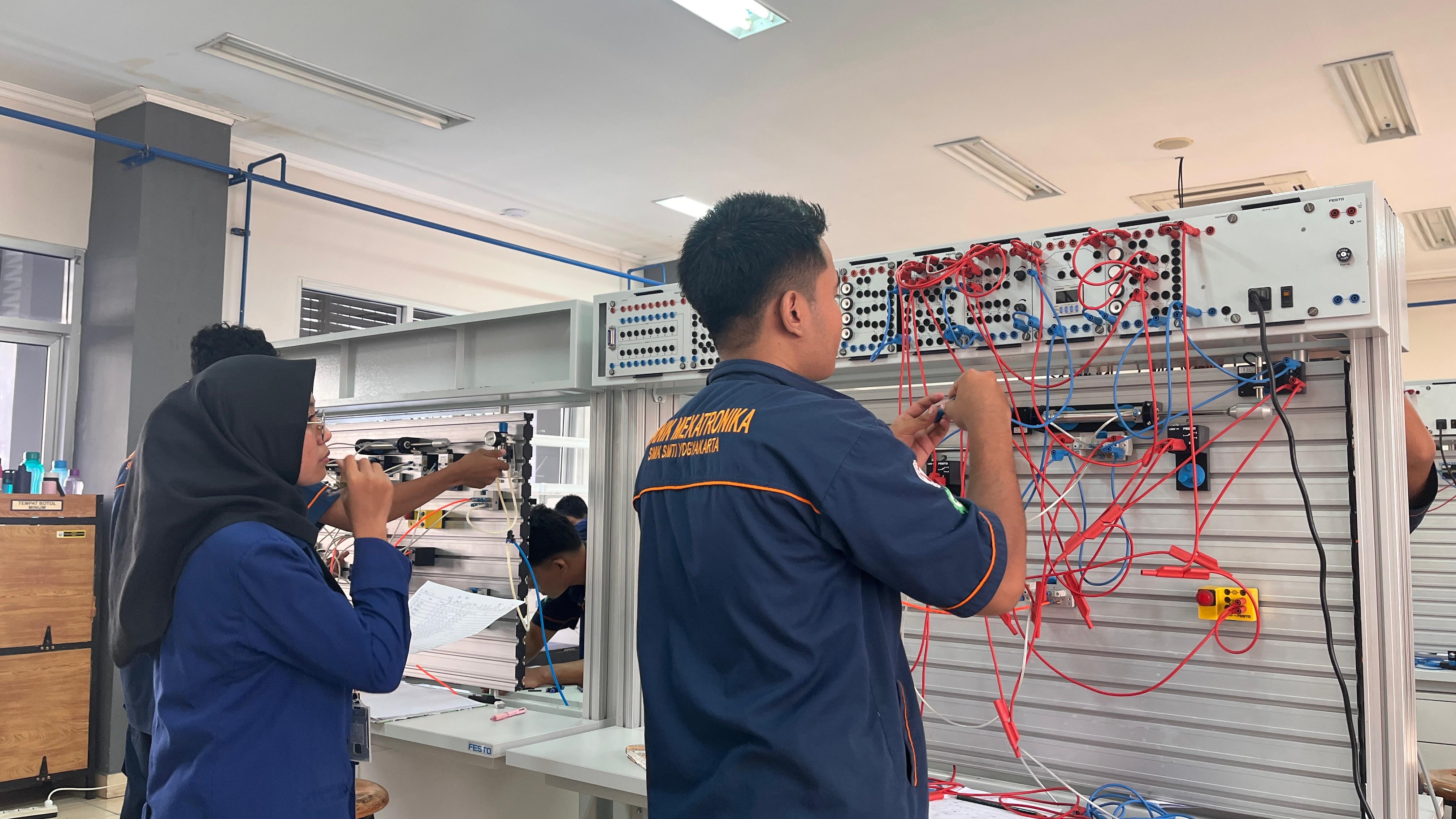 Mahasiswa FT UNY Gunakan Metode Problem Based Learning di SMK SMTI Yogyakarta