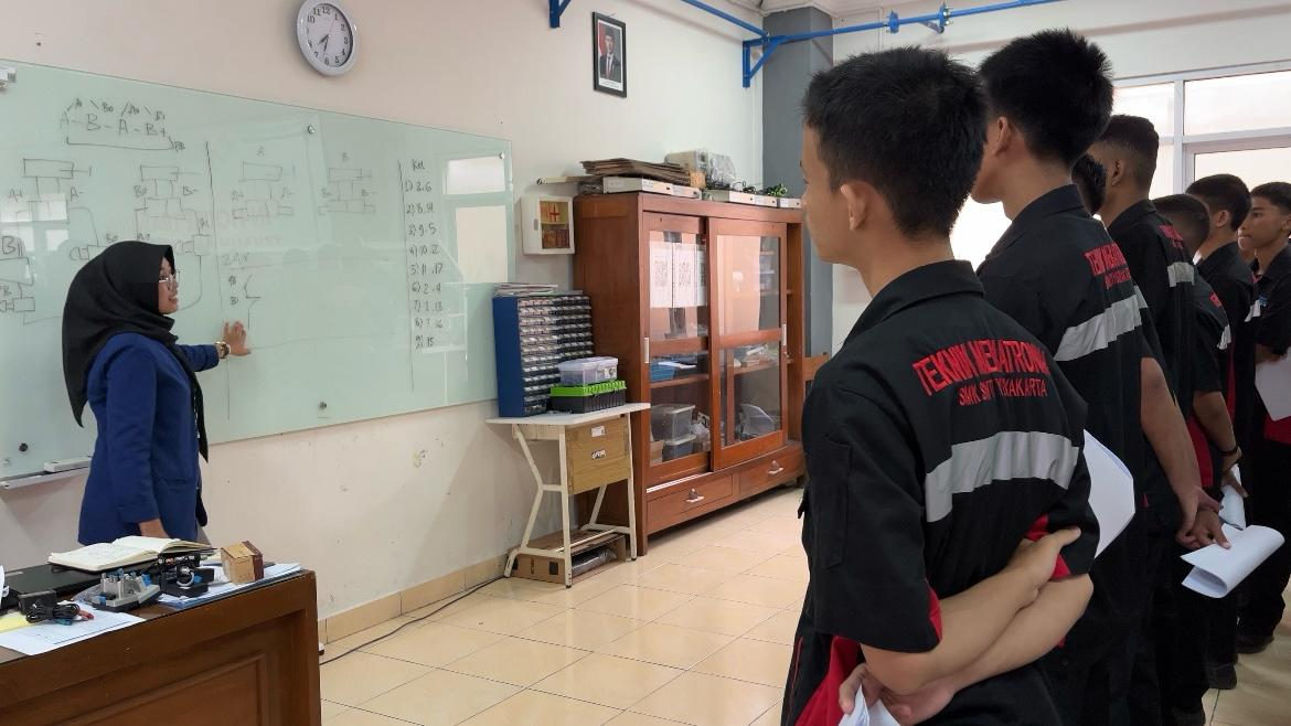 Mahasiswa FT UNY Gunakan Metode Problem Based Learning di SMK SMTI Yogyakarta