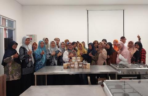 PENGEMBANGAN KETERAMPILAN PEMBUATAN KUE KERING UNTUK MENINGKATAN PENDAPATAN UMKM DI KAMPUNG EMAS SERUT PENGASIH KULON PROGO