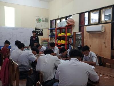 Pengarahan teori, perancangan diagram kelistrikan, dan persiapan praktik bagi siswa SMK Nasional Berbah.