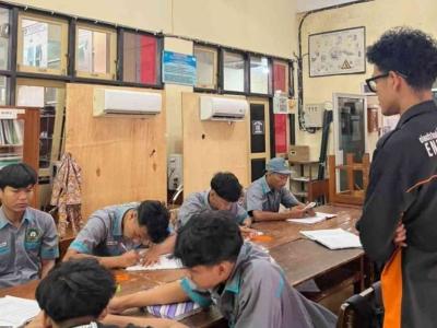 Kegiatan teori siswa kelas XI TITL SMK Nasional Berbah.