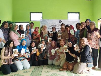 Tim PkM dan peserta pelatihan