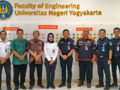Jajaran pimpinan FT UNY dan PT. KAI 
