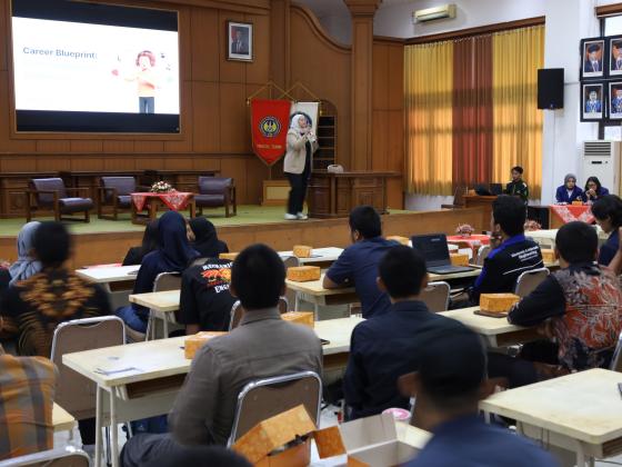 Windha Larasanti, People Operations Manager di Qiscus, membawakan materi "Crafting the Perfect CV and Portfolio & Essential Soft Skill for Career Success".