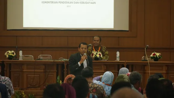 Prof. Ganefri, M.T., Ph.D.,  saat memberikan paparan