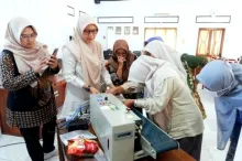 Dorong UMKM Naik Kelas, Tim PkM UNY Latih Pelaku Usaha Telang Sendangsari Gunakan Teknologi Kemasan Nitrogen