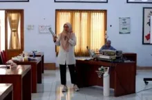 Dorong UMKM Naik Kelas, Tim PkM UNY Latih Pelaku Usaha Telang Sendangsari Gunakan Teknologi Kemasan Nitrogen