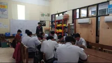 Pengarahan teori, perancangan diagram kelistrikan, dan persiapan praktik bagi siswa SMK Nasional Berbah.