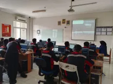 proses mengajar Praktik Gambar Teknik di kelas XI Teknik Mekatronika.