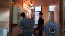 Proses praktikum pengujian instalasi listrik dan perpipaan secara langsung di area bengkel.