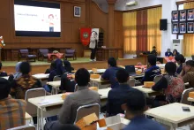 Windha Larasanti, People Operations Manager di Qiscus, membawakan materi "Crafting the Perfect CV and Portfolio & Essential Soft Skill for Career Success".