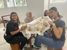 Nanyang Polytechnic Singapore Summer Course di Prodi Pendidikan Tata Busana UNY #Batch 4  17 September 2025, Nanyang Polytechnic Singapore kembali lagi berkolaborasi dengan Prodi Pendidikan Tata Busana  pada program Summer Course di Fakultas Teknik Universitas Negeri Yogyakarta. 11 Mahasiswa Nanyang Polytechnic Singapore dan 2 dosen mengikuti serangkaian kegiatan pengenalan kebudayaan di Indonesia. Batik merupakan bagian dari identitasdan kebudayaan Indonesia yang telh diakui oleh UNESCO.  Mahasiswa Nanyang