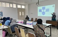 Dosen Program Studi Pendidikan Tata Busana FT UNY Latih Guru SMK se-DIY Rancang Busana Digital Berbasis AI
