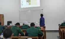 Mahasiswa UNY Melaksanakan Edukasi Keselamatan dan Kesehatan Kerja (K3) pada Peserta Didik Kelas X Teknik Elektronika Industri SMK Negeri 3 Yogyakarta