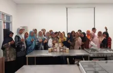 PENGEMBANGAN KETERAMPILAN PEMBUATAN KUE KERING UNTUK MENINGKATAN PENDAPATAN UMKM DI KAMPUNG EMAS SERUT PENGASIH KULON PROGO